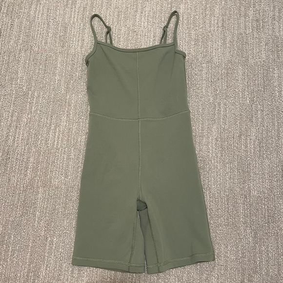 Aritzia Wilfred Free 7” romper - Picture 2 of 5